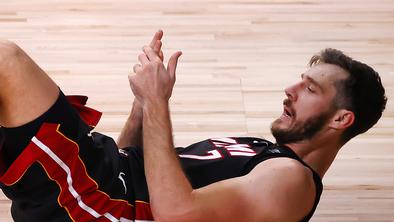 Razočarani Dragić pogleduje gor in sprašuje