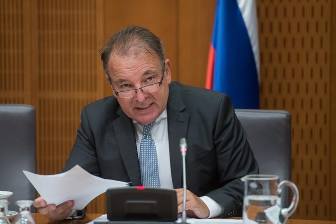 Finančni minister Andrej Šircelj je po današnji seji vlade pojasnil, da gre za odlog obveznosti iz kreditnih pogodb, sklenjenih z bankami in hranilnicami, za obdobje 12 mesecev. | Foto: STA ,