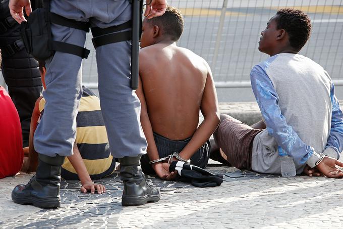V državi Rio de Janeiro se je v prvih petih mesecih leta 2016 glede na prvih pet mesecev leta 2015 povečalo število skorajda vseh kriminalnih dejanj. Število nasilnih smrti se je povečalo za slabih 15 odstotkov, število kraj na ulici pa za dobro petino. | Foto: Reuters