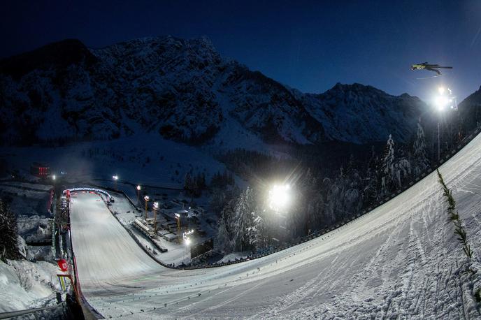 Planica | Ob pogledu na prazen iztek, kar je v nasprotju s preteklimi leti, ko je bilo ob Letalnici bratov Gorišek ogromna množica navijačev. | Foto Vid Ponikvar