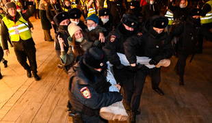 Po vsej Rusiji aretirali več kot 700 protivojnih protestnikov