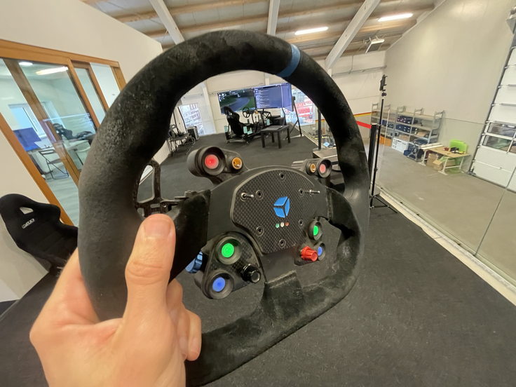 Med najbolj znane proizvajalce komponent sodi italijanski Cube Controls, ki ima pogodbo z Mercedesom tudi za izdelavo njihovih volanov za simulatorje. Ti so popolna replika volana iz pravega avtomobila. | Foto: Gregor Pavšič