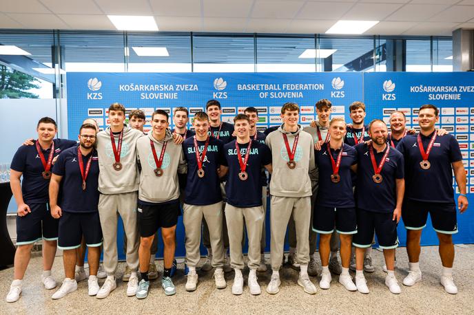 slovenska košarkarska reprezentanca U19, vrnitev v Slovenijo | Slovenski košarkarji, ki so v nedeljo osvojili bron na svetovnem prvenstvu, so se vrnili v domovino. | Foto Aleš Fevžer
