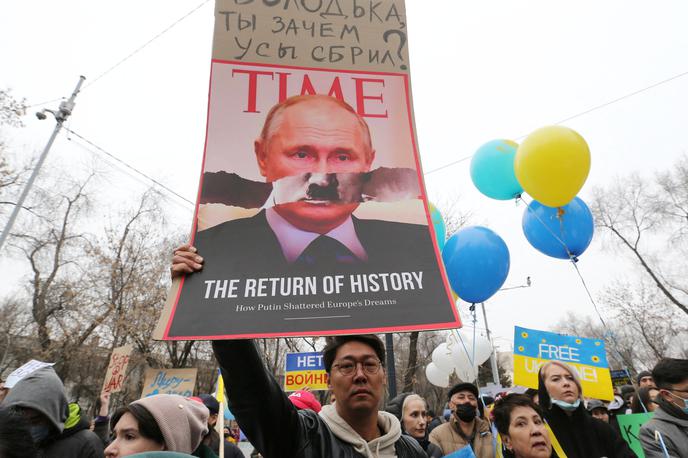 protesti Ukrajina | Več tisoč ljudi je na Times Squaru vzklikalo gesla v podporo Ukrajini in proti "ruskemu terorizmu". | Foto Reuters