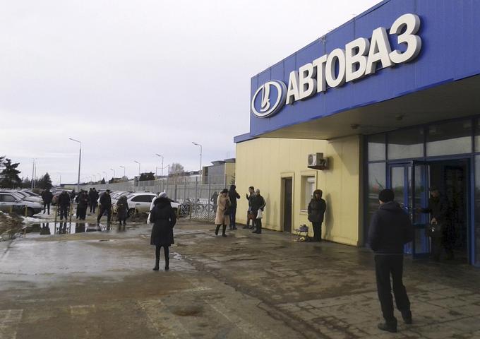 Pred tovarno AvtoVAZ v Toljatiju | Foto: Reuters
