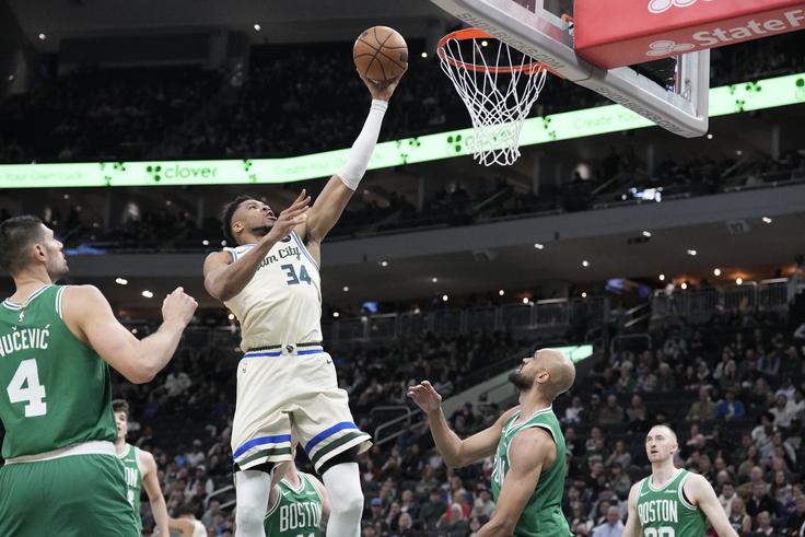 Giannis Antetokounmpo se je vrnil po 17 tekmah odsotnosti, a poraza ni uspel preprečiti. | Foto: Reuters