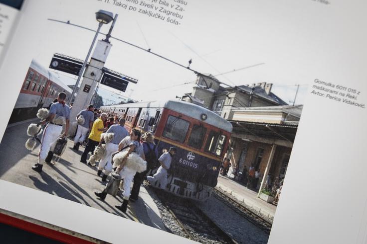Na Hrvaškem so ji rekli litorina: ob spremembi ŽTP Zagreb v Hrvaške železnice so ji sosedje nadeli tudi nekaj modre barve, dokazuje fotografija reške železniške postaje v knjigi Josipa Orbanića. | Foto: Bojan Puhek