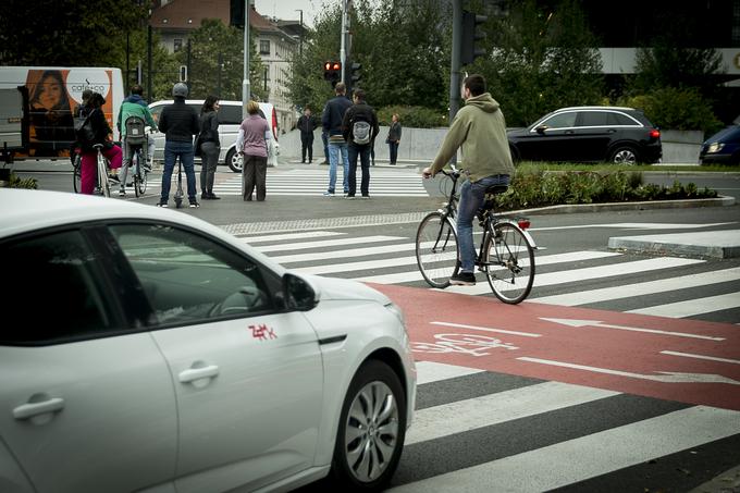 Na tem zavijalnem pasu kolesarji prihajajo tako z leve kot desne strani, zato morajo biti vozniki še posebej pozorni. | Foto: Ana Kovač