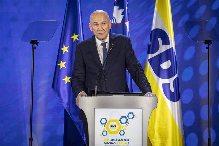 Janša je brez predložitve podrobnejših argumentov zatrdil, da je SDS v zadnjih 20 letih zmagala na vseh volitvah, ki "so bile vsaj približno poštene, brez večje zlorabe državnih institucij in medijev za obračun z nami". | Foto: Bojan Puhek