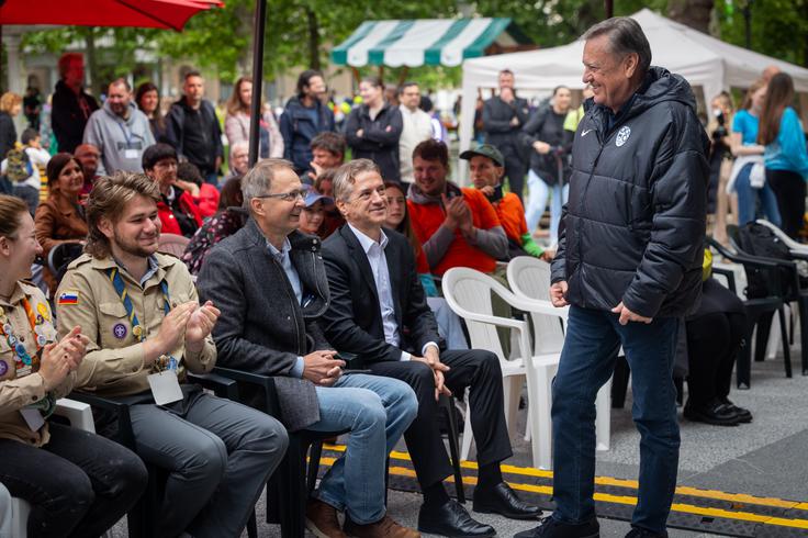 Predsednik vlade je dejal, da je na dogodku v Ljubljani prvič, se pa tudi zaradi osebne izkušnje zaveda, kaj vse morajo otroci, pa tudi starši zdržati. | Foto: STA