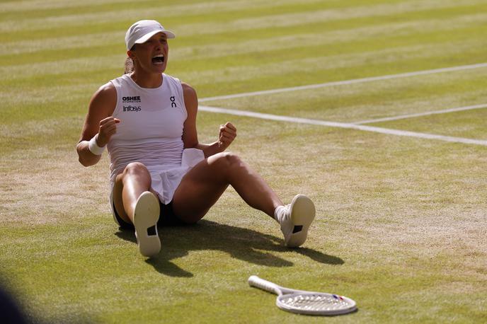 Iga Swiatek | Poljakinja Iga Swiatek se je v finalu Wimbledona znesla nad Američanko Amando Anisimovo. | Foto Reuters