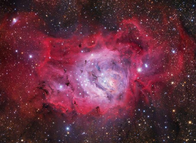 Orjaški vesoljski oblak plina, ki mu pravimo tudi meglica (ali nebula) Laguna, v katerem se rojevajo nove zvezde. Od Zemlje je oddaljen približno 5.000 svetlobnih let. Foto: Ivan Eder. | Foto: 