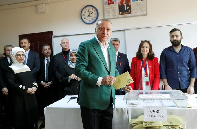 Erdoganova stranka AKP v Istanbulu zahteva ponovne volitve. | Foto: Reuters