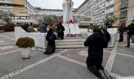 V zadnjem poročilu o papeževem zdravju tega ne omenjajo več