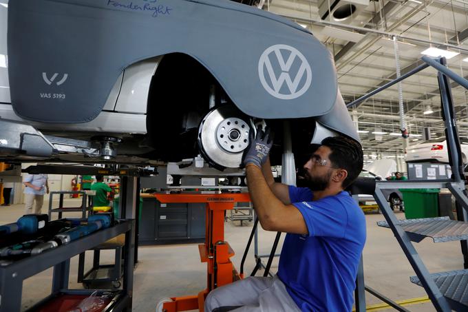 Kot pojasnjujejo na Gospodarski zbornici Slovenije, se bodo višje cene, ki bodo posledica uvedbe carin, odražale tudi v avtomobilski industriji. | Foto: Reuters