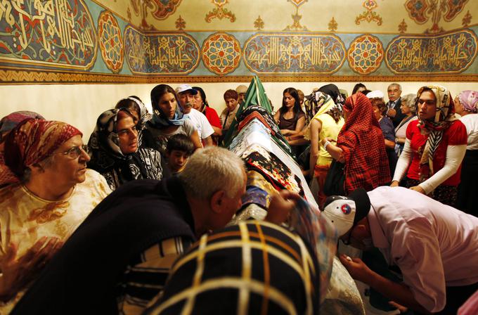 Vsak peti Turek pripada alevitom, muslimanski verski skupnosti. Aleviti zagovarjajo sekularno Turčijo in ločitev vere od države, saj jih je strah prevlade sunitske večine. | Foto: Reuters