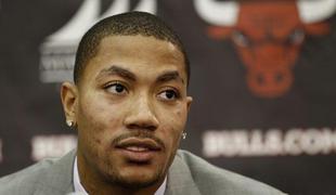 Derrick Rose še pet let pri bikih