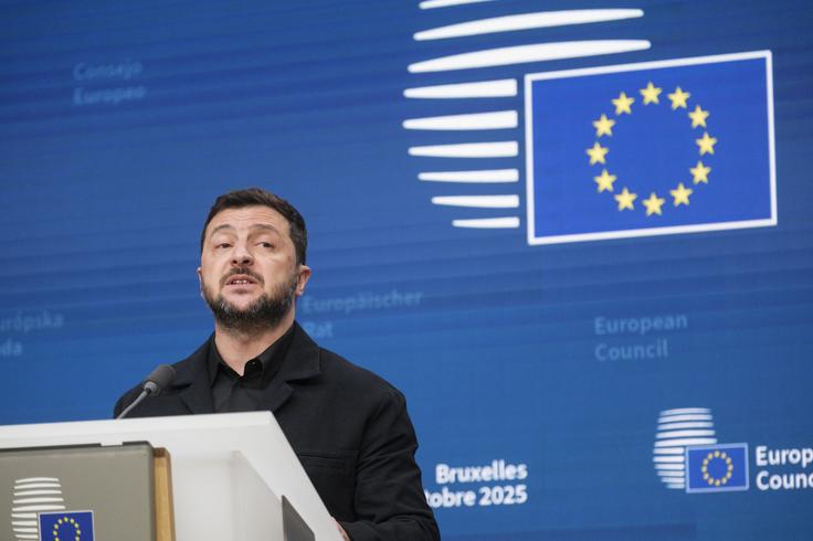 Poudaril je, da je v EU "ogromno sredstev", s katerimi bi lahko resnično podprli odpornost Ukrajine in prispevali tudi k evropskemu razvoju. "Znaten del teh sredstev nameravamo uporabiti za nakupe evropskega orožja," je povedal. Kasneje je na novinarski konferenci pojasnil, da želijo ta sredstva porabiti za povečanje domače proizvodnje orožja, za nakupe evropskega orožja, pa tudi za ameriško orožje. | Foto: Thierry Monasse/STA