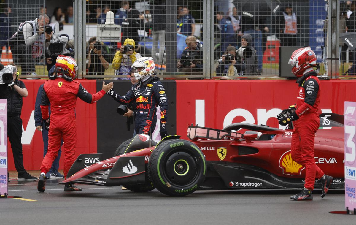 Silverstone Sainz Verstappen | Max Verstappen je moral tokrat v roke seči Carlosu Sainzu. | Foto Reuters