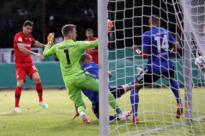 Daniel Batz | Vratar Daniel Batz (Saarbrücken) je v četrtfinalu ustavil kar pet strelov z bele točke, proti strelcem Bayerja pa je bil nemočen. | Foto Reuters