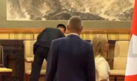Tega človeka ni bilo nikoli tu: po pogovoru s Putinom so prišli čistilci #video #video