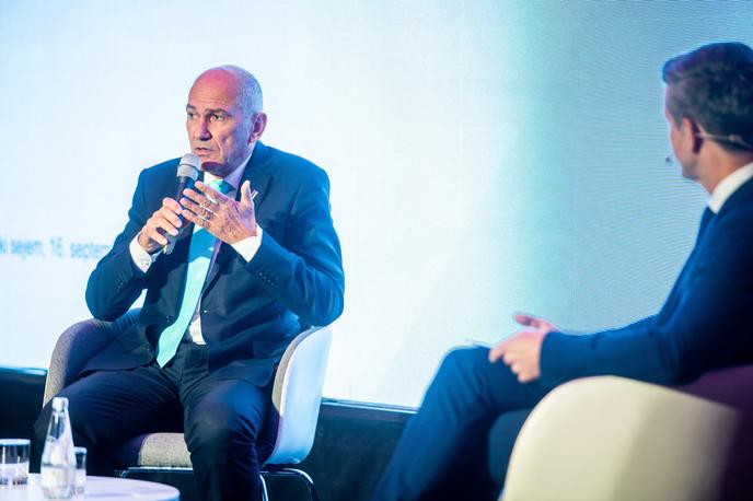 Janez Janša | Premier Janez Janša je danes napovedal prestrukturiranje javnega sektorja, v okviru katerega naj bi se okoli 50 tisoč zaposlenih postopoma prelilo v gospodarstvo. | Foto Siniša Kanižaj/STA