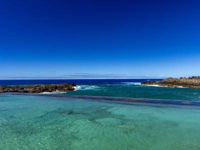 Na španskem Tenerifu visoki valovi odnesli tri življenja