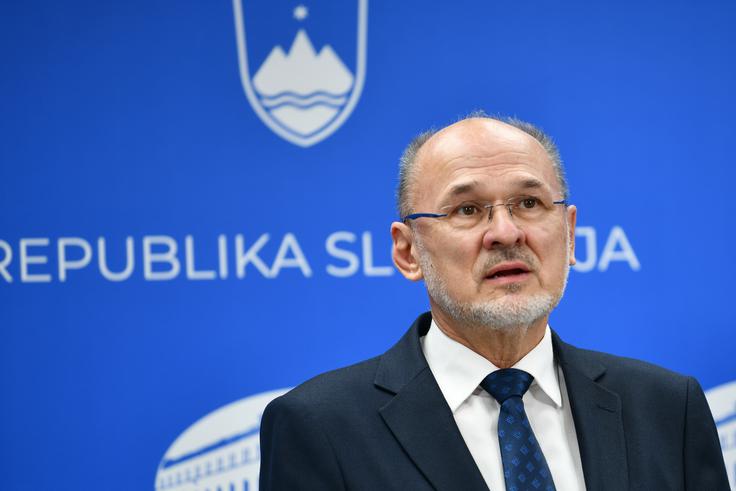 "Ne vemo, ali smo že dosegli vrh drugega vala epidemije," je dejal vladni govorec Jelko Kacin. | Foto: STA ,