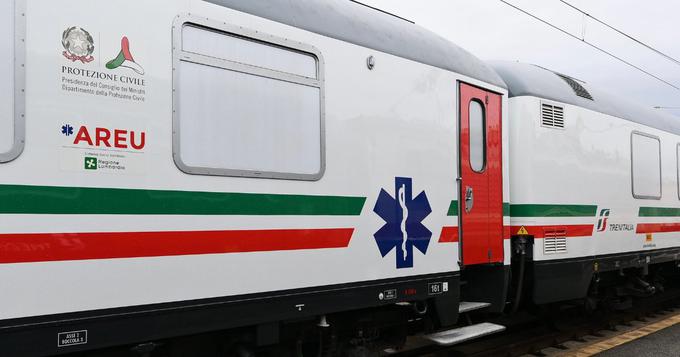 V tem posebej prirejenem italijanskem vlaku lahko zdravniki zagotovijo intenzivno zdravniško skrb 21. obolelim, ki jih pripeljejo iz prepolnih bolnišnic v tiste manj obremenjene, ki so v drugih delih države ali celo v drugi državi. | Foto: Ferrovie dello Stato