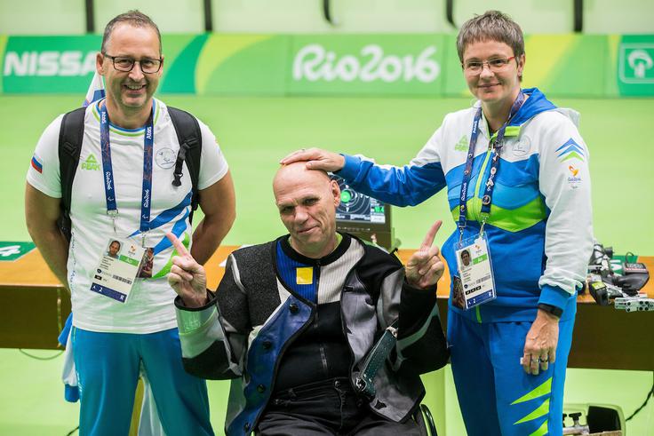 Trener Aleš Kosmač, paraolimpijec France Pinter in trenerka Sladičeva (od leve proti desni) po izjemno uspešni soboti v Riu. | Foto: Vid Ponikvar