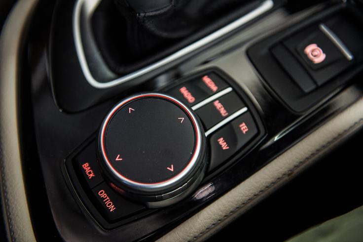 Upravljanje večopravilne enote poteka varno in hitro preko vrtljivega stikala idrive touch. | Foto: Klemen Korenjak