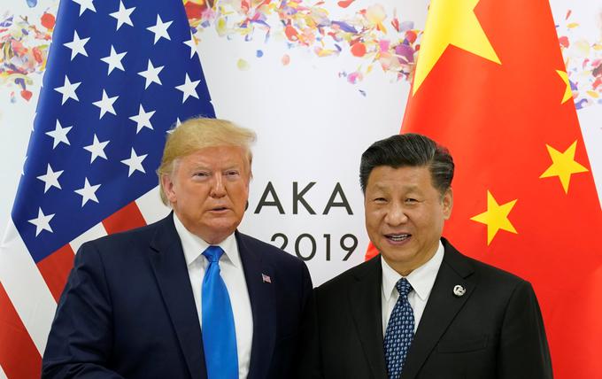 Nekdanji ameriški predsednik Donald Trump je proti Kitajski, ki jo vodi predsednik Ši Džinping, sprožil trgovinsko vojno. Manj navdušen pa naj bi bil nad ameriško obrambo Tajvana v primeru kitajskega napada. "Tajvan je dva koraka proč od Kitajske, mi smo pa osem tisoč milj stran. Če bodo napadli, ne bomo mogli čisto nič storiti," naj bi Trump dejal nekemu republikanskemu senatorju. | Foto: Reuters