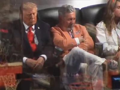 Trump znova tarča posmeha zaradi "dremanja", tokra