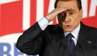 Zmedeni Berlusconi zamešal politična shoda in podprl nasprotnika