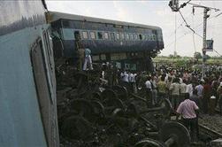 Število žrtev iztirjenja vlaka v Indiji naraslo na 67 (foto)