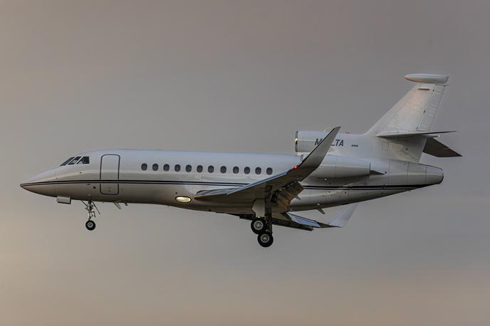 Dassault Falcon 900LX | "Za vsako posamezno naročilo bo kabinet predsednika vlade vsakokrat izvedel tako imenovano odpiranje konkurence med vsemi izvajalci, s katerimi bo imel sklenjene okvirne sporazume, in sicer elektronsko preko sistema e-JN. Vsak posamezen najem bo oddan izvajalcu, ki bo predložil najnižjo skupno ponudbeno ceno," napovedujejo v premierjevem kabinetu. Fotografija je simbolična. | Foto Guliverimage