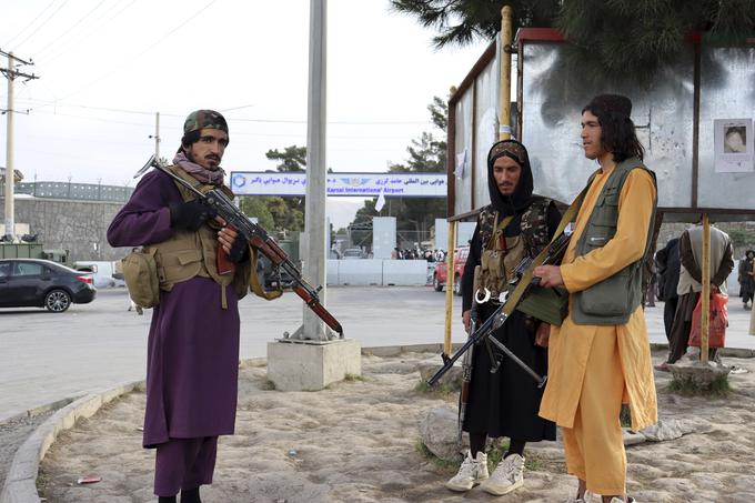 Z zmagoslavnim streljanjem na letališču so talibani praznovali odhod ZDA in vrnitev na oblast.  | Foto: AP