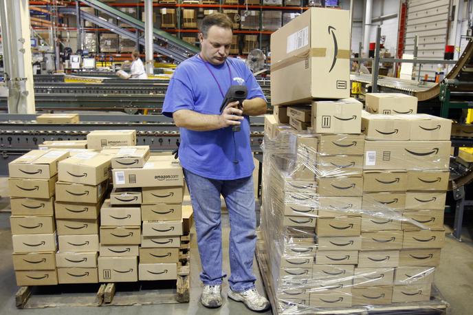 Amazon, skladišče | Amazon ni objavil natančnih številk o rasti prodaje in rasti števila novih naročnikov na svojo storitev prime, ki članom za določen znesek prinaša ugodnosti, kot je zastonj dostava in druge. | Foto Reuters