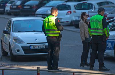 Deklica padla s četrtega nadstropja in preživela
