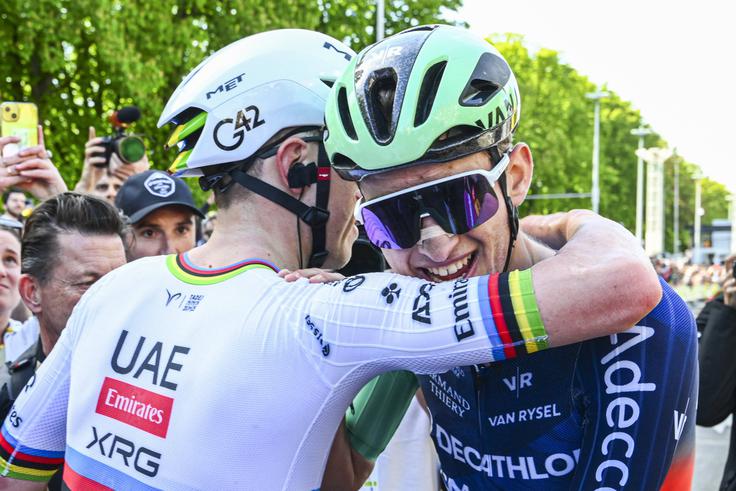 Tadej Pogačar in Paul Seixas v sproščenem objemu po dirki – prizor, ki združuje spoštovanje šampiona in ambicije mladega izzivalca. | Foto: Guliverimage