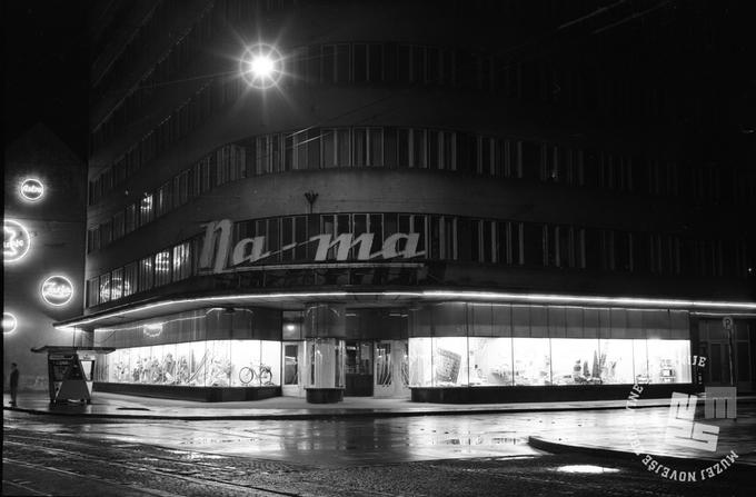 Nama iz leta 1956, ko so prodajni prostori obratovali v nekdanji Batovi palači in še ni bila zgrajena dodatna stavba. | Foto: Milan Pogačar, hrani: MNZS