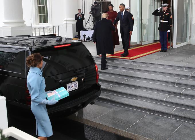 Eden največjih Donaldovih "kiksov", ki so pokazali, da ni ravno kavalir: na dan inavguracije ni počakal svoje žene, ko sta pred očmi vsega sveta pozdravila zakonca Obama. | Foto: Getty Images