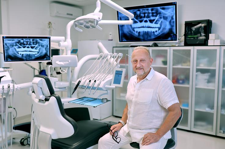 Dr. Zdenko Trampuš, DDS, ustanovitelj in vodja klinike Ortoimplant DENTAL SPA, je eden vodilnih implantologov v regiji z več kot 30-letnimi izkušnjami na področju napredne implantologije in celostne obnove zob.  | Foto: ORTOIMPLANT DENTAL SPA