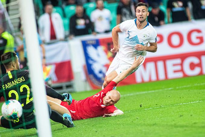 Trenutek iz 65. minute, ko je s strelom med nogama premagal poljskega vratarja Lukasza Fabianskega. | Foto: Grega Valančič/Sportida