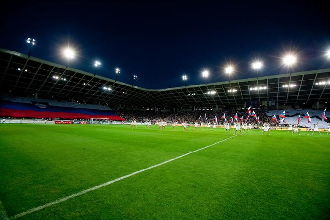 Tribune Stožic so na tekmi med Slovenijo in Avstralijo pokale po šivih. | Foto: Vid Ponikvar