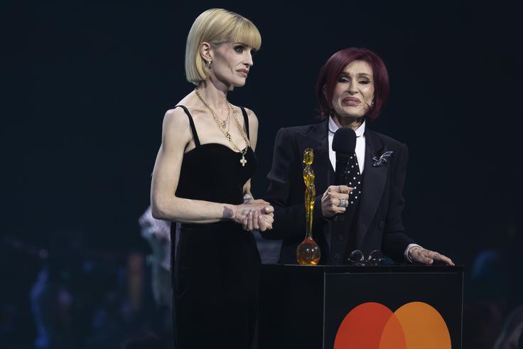 Z mamo Sharon sta na letošnji podelitvi britov zaradi videza poželi veliko pozornosti. | Foto: Guliverimage