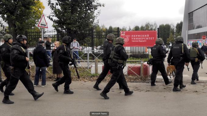 Policisti v bližini Univerze Perm, kjer je osemnajstletnik izvedel svoj strelski pohod.  | Foto: Reuters