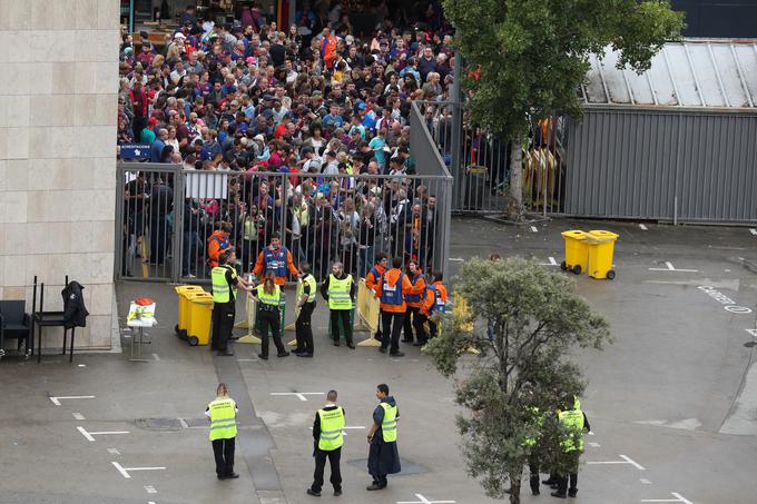 Navijači so do zadnjega čakali, da bi jih spustili na štadion in jim dovolili ogled srečanja. | Foto: Reuters