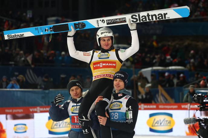 Domen Prevc Bischofshofen | Domen Prevc je novi zmagovalec novoletne skakalne turneje štirih skakalnic. Anže Lanišek in Rok Oblak sta ga dvignila na ramena. | Foto Reuters