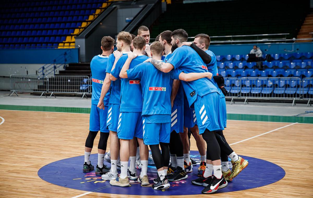 slovenska košarkarska reprezentanca, Slovenija : Madžarska | Slovenci se v žreb podajajo iz tretjega bobna. | Foto FIBA